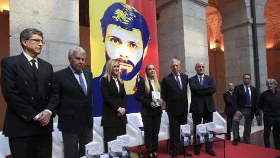 Lilian Tintoti presentó el libro que Leopoldo escribió desde la cárcel: 'Preso pero libre'. Foto: EFE.