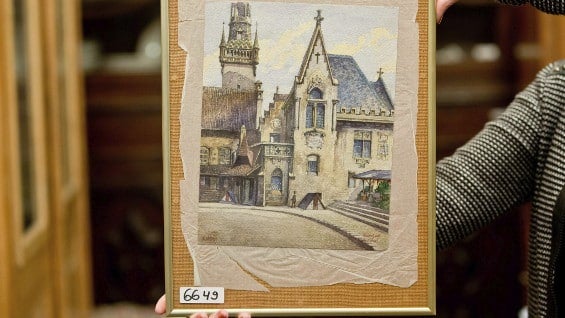 Acuarela 'Altes Rathaus', que se atribuye a Adolf Hitler. Foto: EFE.