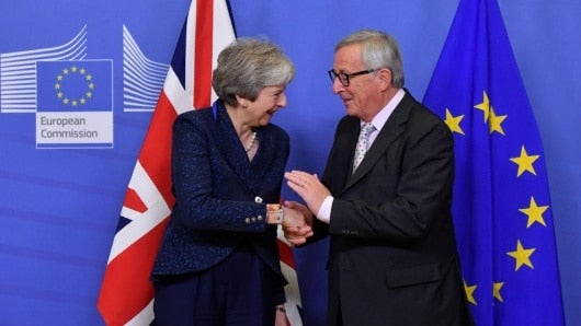 Theresa May, primera ministra británica y Jean-Claude Juncker, presidente de la Comisión de la UE. Foto: Emmanuel Dunan/ AFP