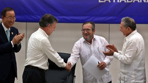 El presidente Santos y 'Timochenko' estrechan sus manos tras la firma del acuerdo. Foto: EFE