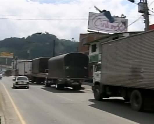 Los camioneros siguen en paro junto a algunas vías del país. Foto: Noticias RCN