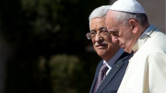 Mahmud Abás, presidente de la Autoridad Palestina, y el papa Francisco. Foto: AFP
