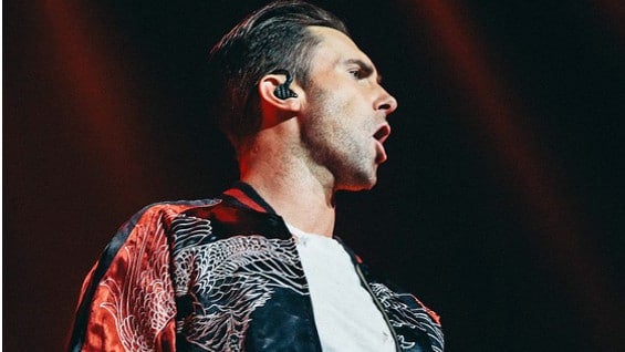 El cantante se disculpó y la subió a la tarima para compartir con ella.