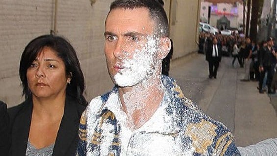 El cantante se mostró evidentemente molesto ante lo sucedido.