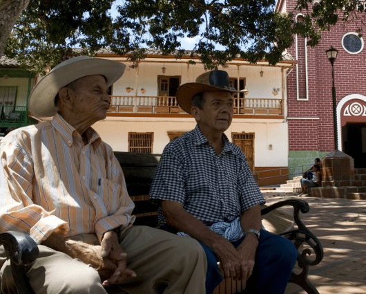 La reducción en el número de hijos en los hogares está descompensando el sistema. AFP