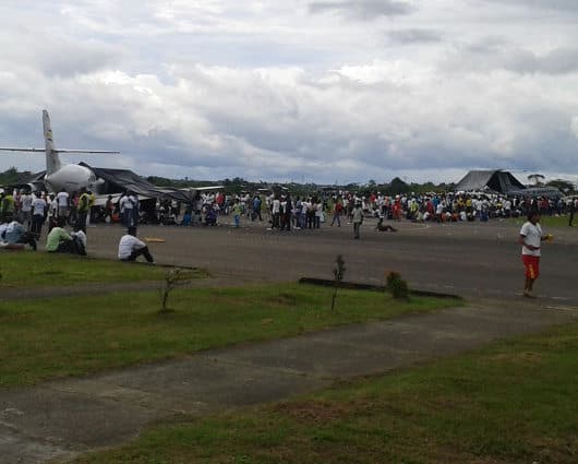 Cientos de personas se tomaron el aeropuerto de Quibdó. Foto: César Córdoba.
