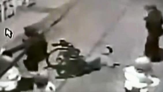 El hombre en el suelo.