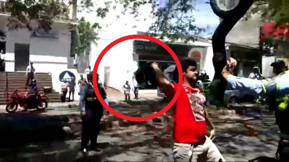 FOTO: Motociclista agredió con el casco a un agente de tránsito