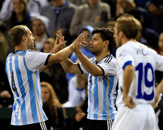 Sergio Agüero tomó el rol de protagonista y marcó los goles de la victoria. Foto: AFP