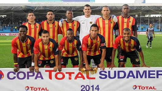 Plantel de Águilas Doradas ante el Emelec este martes. Foto: EFE