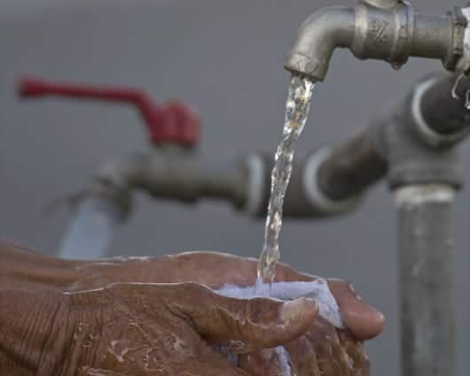 El director del Ideam recordó que quienes desperdicien agua serán sancionados por el Gobierno. Foto: AFP.