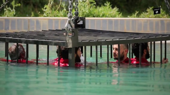 En un video de siete minutos se ve cómo ahogan a cinco personas en una piscina.