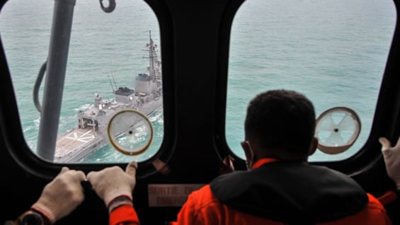 Los equipos de rescate hallaron hasta el momento cinco grandes partes del aparato. Foto: AFP