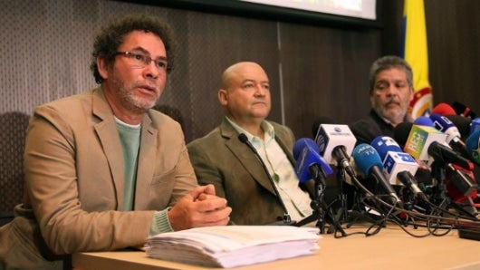 'Pastor Alape' (izq.), 'Carlos Antonio Lozada' y 'Marcos Calarcá', jefes de las Farc. Foto: EFE.