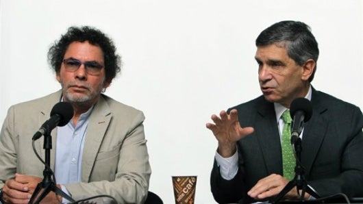 'Pastor Álape' (izq.) y el Alto Consejero para el Posconflicto, Derechos Humanos y Seguridad, Rafael Pardo. Foto: EFE.