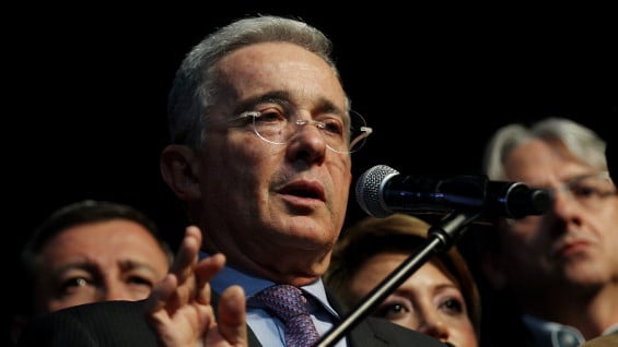 Álvaro Uribe es uno de los personajes más cuestionados por la agencia, considerada afín a las Farc. Foto: EFE.