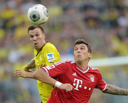 (Izq a Der) Kevin Großkreutz of Dortmund y Munich's Mario Mandzukic./EFE