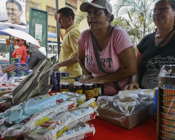 El Gobierno sostiene que la escasez se debe a la "especulación" y al "acaparamiento". Foto: AFP