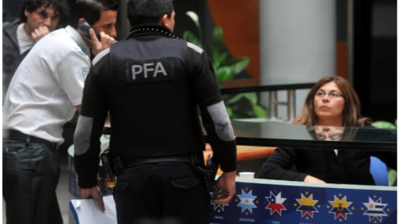 Las autoridades buscan a tres empresarios pedidos en extradición. Foto: AFP.