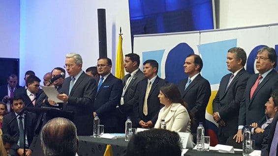 El expresidente y senador Álvaro Uribe junto a los miembros del Centro Democrático. Foto: Oficial.