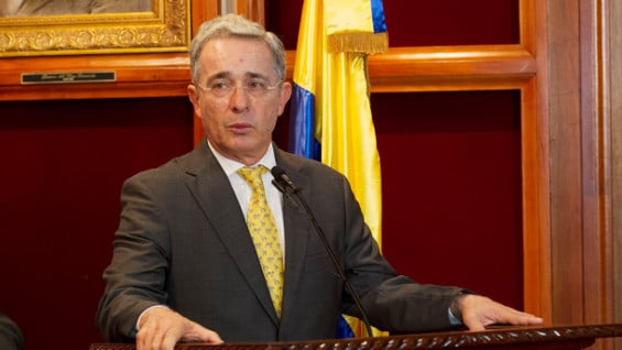 Según Uribe, proceso de paz traerá impunidad al país, equipara a las Fuerzas Armadas con un grupo terrorista y promueve la legalización del narcotráfico en Colombia. Foto: EFE