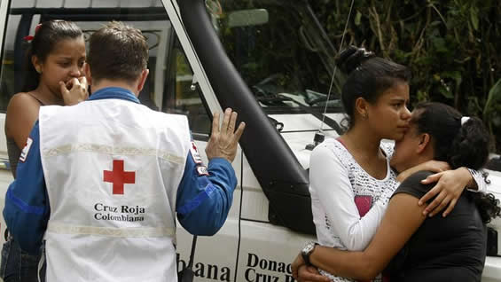 Organismos de socorro y miembros de la Policía trabajan en las labores de rescate de los mineros. Foto: EFE.