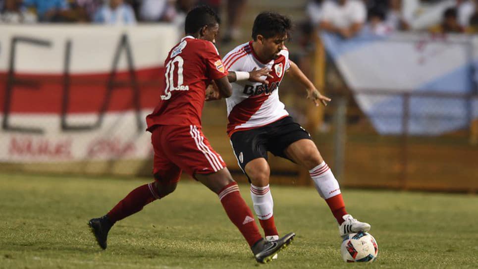 Brayan Angulo y Milton Casco disputan la pelota. Foto: TW River Plate Oficial