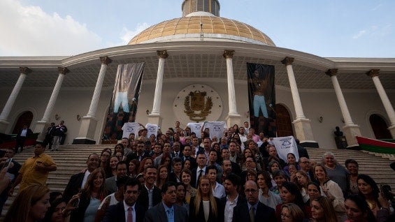 Opositores que presentaron el proyecto. Foto: EFE.
