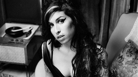 Amy Winehouse murió a los 27 años tras ingerir una gran cantidad de alcohol.