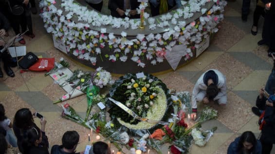 Homenaje a las víctimas en el Centro Comercial Andino en Bogotá. Foto: AFP
