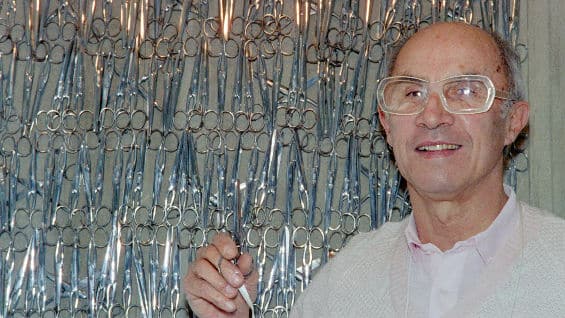 André Courrèges popularizó la minifalda en la década de los sesenta. Foto: AFP.