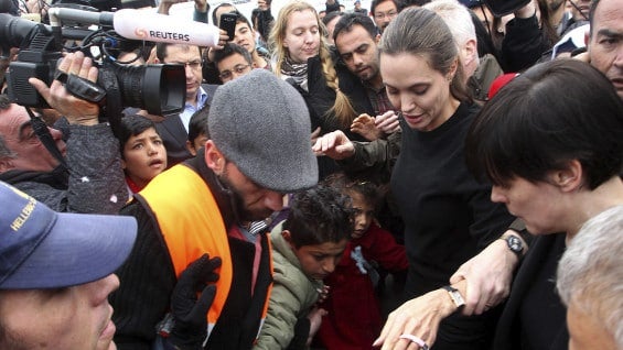 Angelina Jolie rodeada de refugiados durante su visita a Grecia. Foto: EFE.