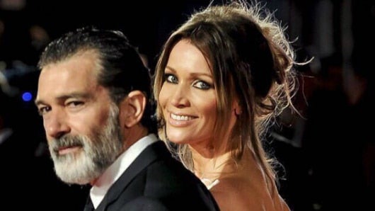 El actor Antonio Banderas y su novia Nicole Kimpel en la alfombra roja del Teatro Cervantes, en Málaga. Foto: @antoniobanderas