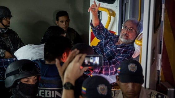 El alcalde Antonio Ledezma salió de la clínica custodiado por las autoridades venezolanas. Foto: EFE.