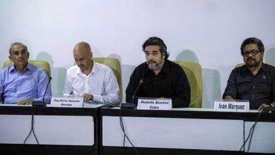 Jefes negociadores y representantes de los países garantes. Foto: AFP