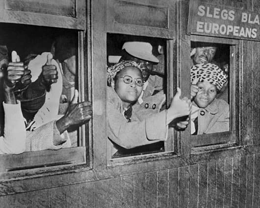 En el transporte público, negros y blancos no se podían mezclar. Foto: AFP