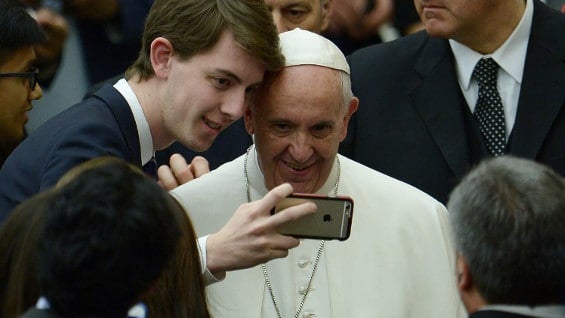 Francisco no es ajeno a las nuevas tendencias y ya cuenta con perfiles en Facebook y Twitter. AFP