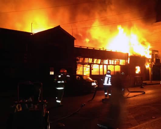 Un voraz incendio se desató en Iquique, una de las ciudades más afectadas en Chile. AFP
