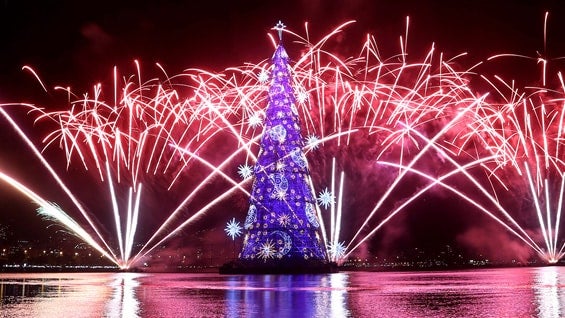 Los espectadores pudieron disfrutar un espectáculo de luces. Foto: EFE.