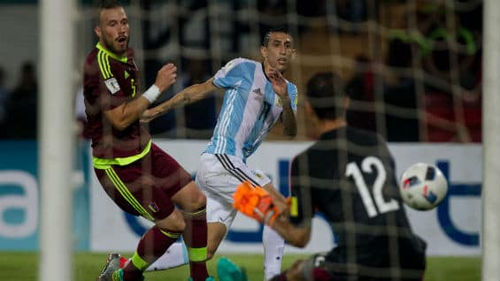 José Manuel Velázquez (i) y Daniel Hernández (d) de Venezuela disputan el balón con Ángel Di Maria (c) de Argentina. Foto Agencia EFE
