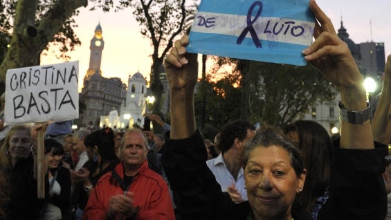 En la capital, miles de personas tomaron las principales avenidas de la ciudad y se concentraron en la emblemática Plaza de Mayo. Foto: AFP