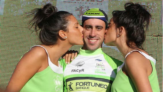 El argentino Eduardo Sepúlveda en el podio al ganar la cuarta etapa del Tour de San Luis. Foto Agencia EFE