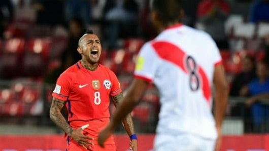 El chileno Arturo Vidal celebra el segundo gol de su equipo ante Perú. Foto Agencia AFP