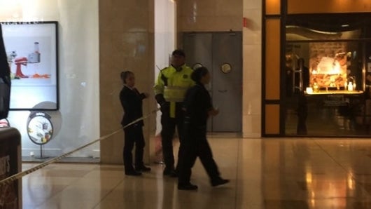 Las autoridades acordonaron el lugar en el centro comercial Santafé. Foto: RCN