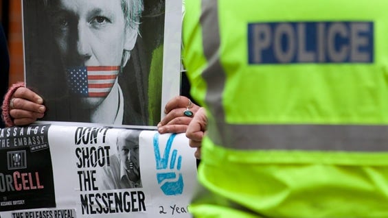 Dentro de la embajada, Assange ha participado en acontecimientos de todo el mundo a través de videoconferencias por internet. Foto: AFP.