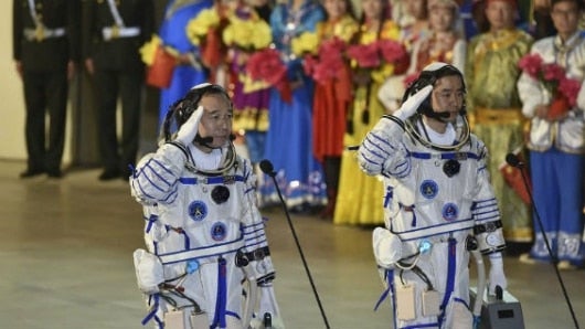 Jing Haipeng y Chen Dong, despegaron de la base de lanzamiento de Jiuquan, en el desierto de Gobi (noroeste de China), a bordo de la nave espacial Shenzhou-11 ("Nave divina-11"). Foto Agencia AFP