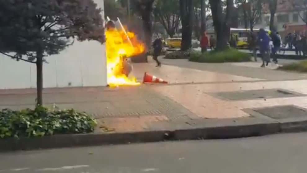 Los uniformados fueron atacados con una bomba incendiaria.