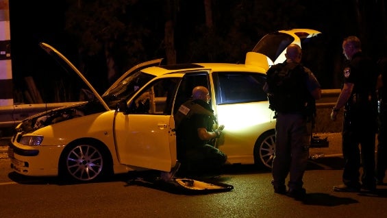 Momento en el que la Policía de Israel inspecciona el carro que utilizaba el atacante. Foto: AFP.