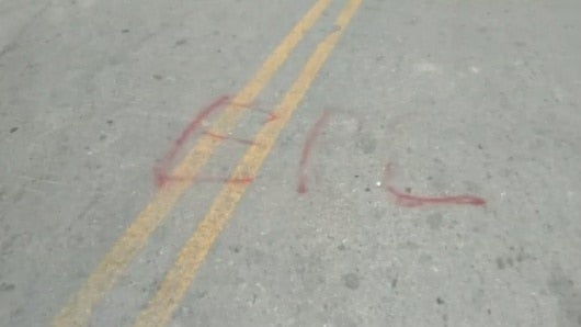 Los hombres pintaron las iniciales del EPL.