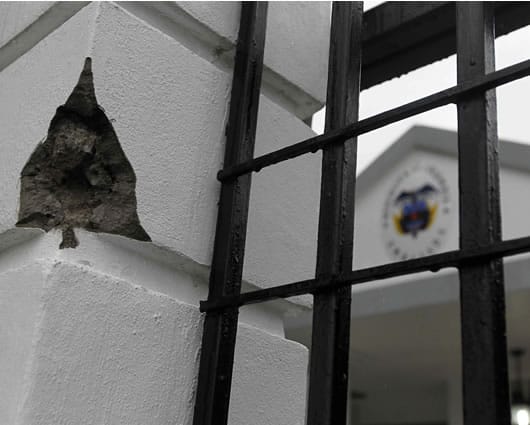 Cuatro de los disparos impactaron sobre los muros de la embajada. Foto: EFE